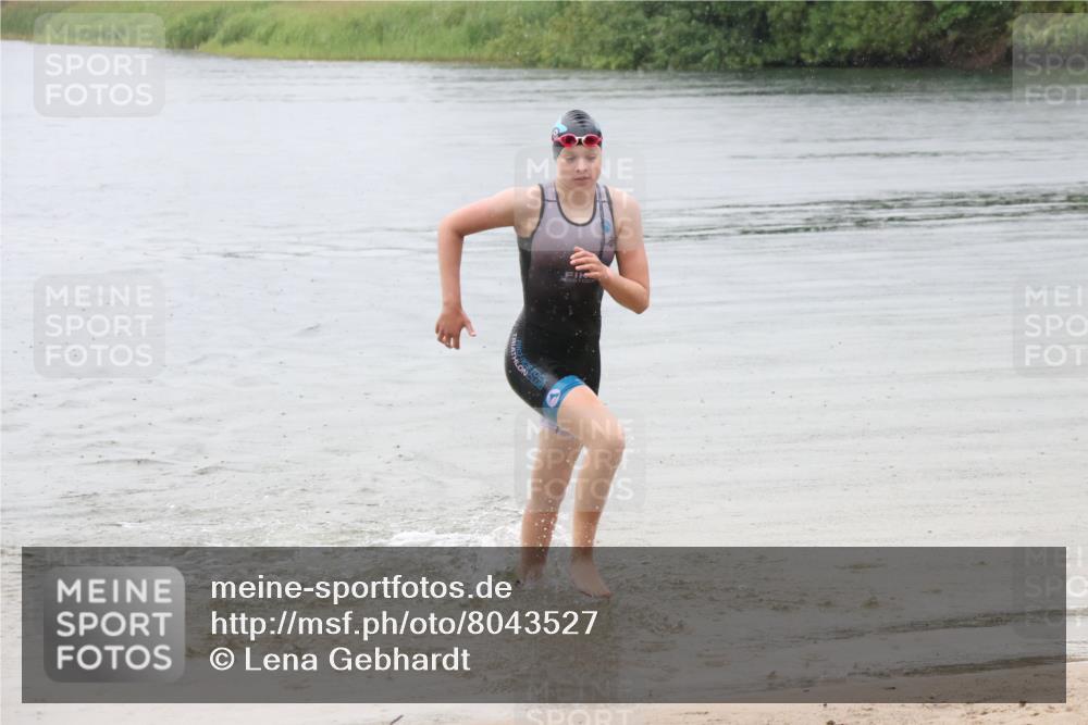 21.06.2025 - 27. Vierlanden-Triathlon Lena Gebhardt http://msf.ph/oto/8043527 15.06.2025 14:36:59 Schwimmen 1324 meine-sportfotos.de