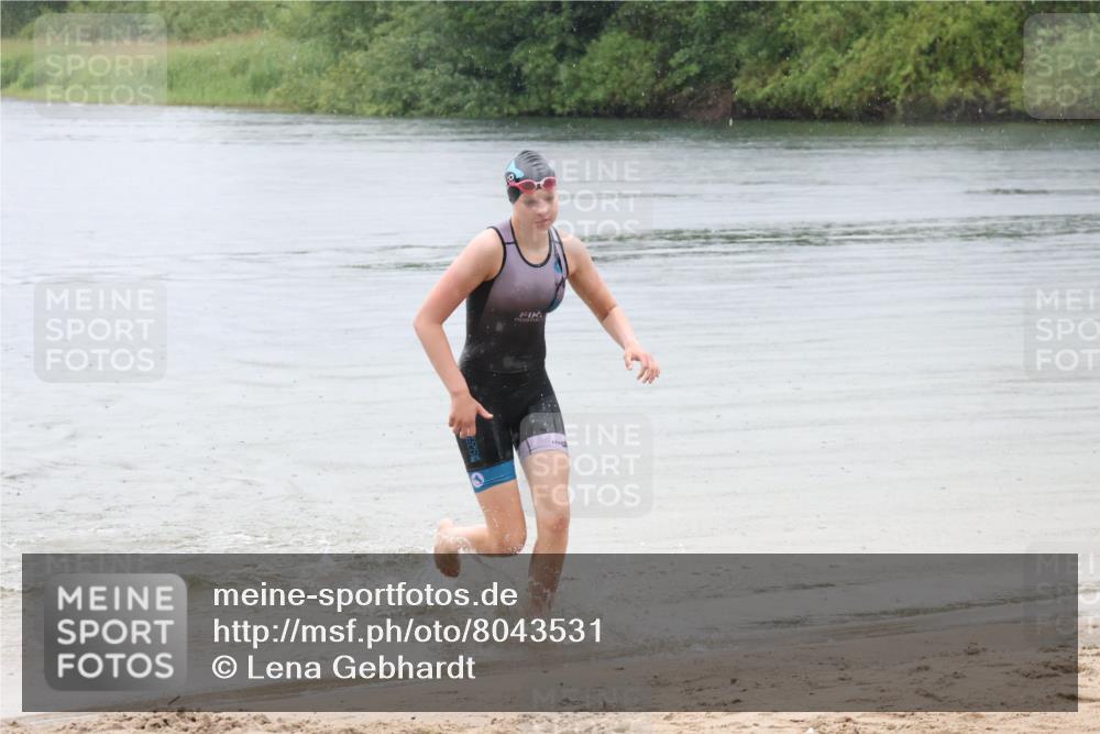 21.06.2025 - 27. Vierlanden-Triathlon Lena Gebhardt http://msf.ph/oto/8043531 15.06.2025 14:37:00 Schwimmen 1324 meine-sportfotos.de