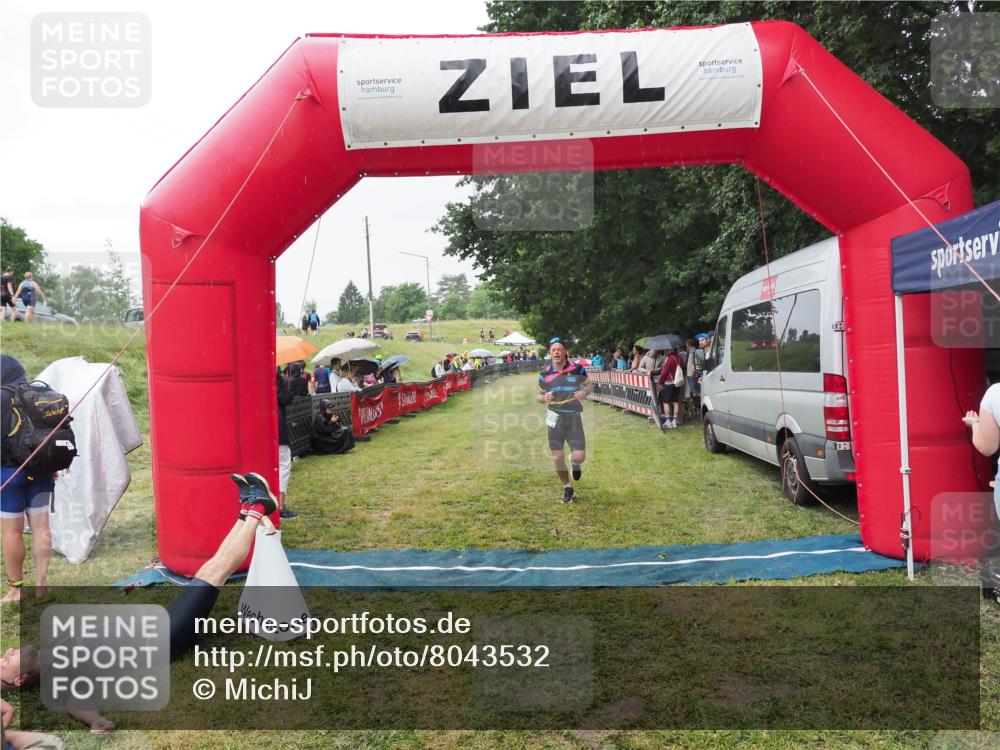 21.06.2025 - 27. Vierlanden-Triathlon MichiJ http://msf.ph/oto/8043532 15.06.2026 13:42:45 Ziel 779 meine-sportfotos.de