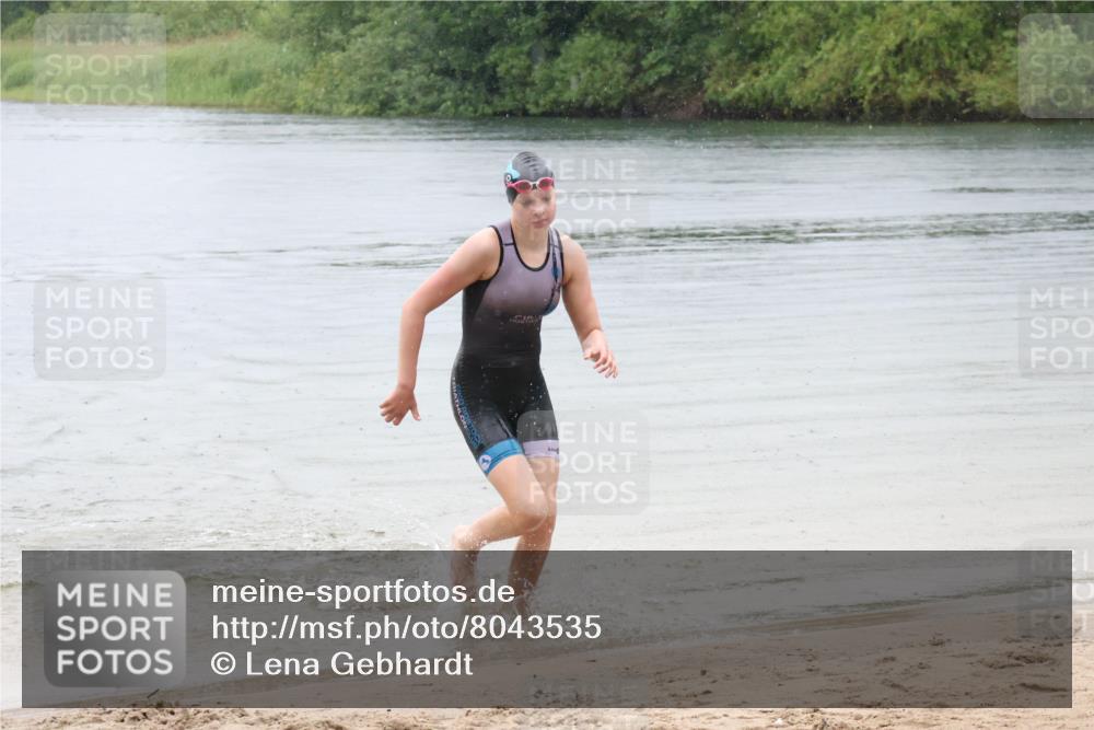 21.06.2025 - 27. Vierlanden-Triathlon Lena Gebhardt http://msf.ph/oto/8043535 15.06.2025 14:37:00 Schwimmen 1324 meine-sportfotos.de