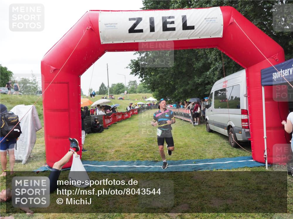 21.06.2025 - 27. Vierlanden-Triathlon MichiJ http://msf.ph/oto/8043544 15.06.2026 13:42:46 Ziel 779 meine-sportfotos.de