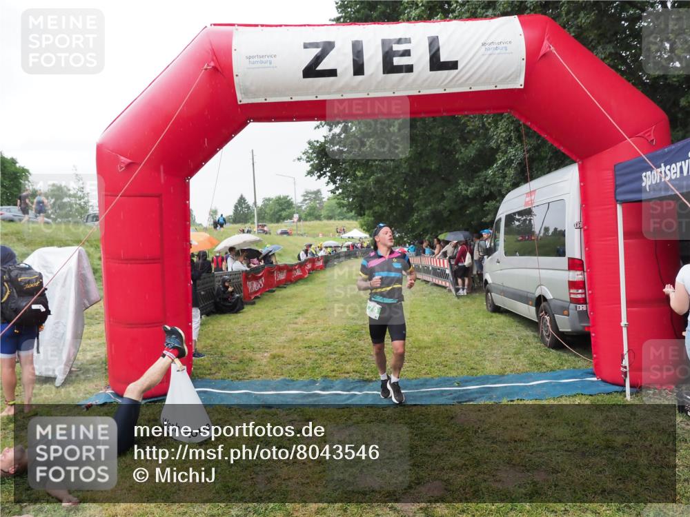 21.06.2025 - 27. Vierlanden-Triathlon MichiJ http://msf.ph/oto/8043546 15.06.2026 13:42:46 Ziel 779 meine-sportfotos.de