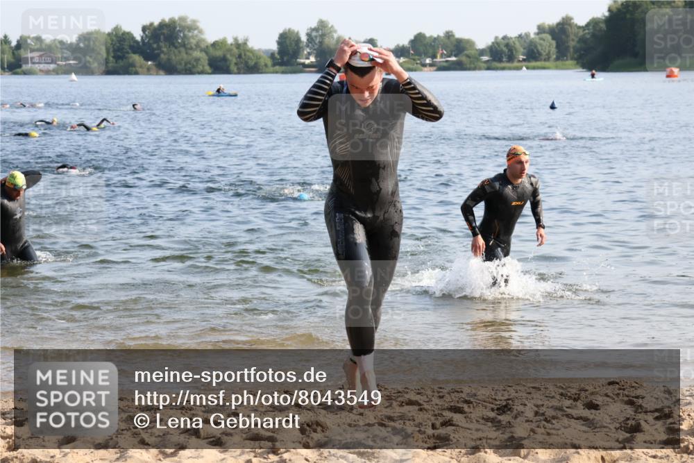 15.06.2025 - 27. Vierlanden-Triathlon Lena Gebhardt http://msf.ph/oto/8043549 15.06.2025 08:32:42 Schwimmen 14, 25, 26, 38, 41, 60, 87 meine-sportfotos.de