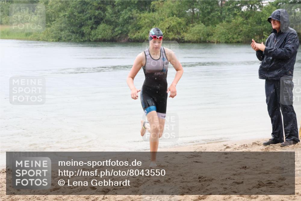 21.06.2025 - 27. Vierlanden-Triathlon Lena Gebhardt http://msf.ph/oto/8043550 15.06.2025 14:37:01 Schwimmen 1324 meine-sportfotos.de