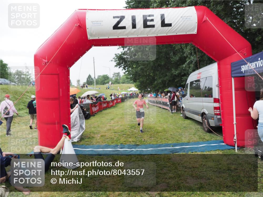 21.06.2025 - 27. Vierlanden-Triathlon MichiJ http://msf.ph/oto/8043557 15.06.2026 13:43:07 Ziel 888 meine-sportfotos.de