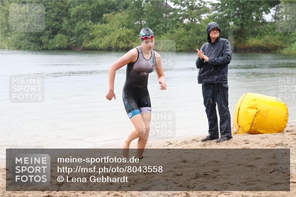 21.06.2025 - 27. Vierlanden-Triathlon Lena Gebhardt http://msf.ph/oto/8043558 15.06.2025 14:37:01 Schwimmen 1324 meine-sportfotos.de