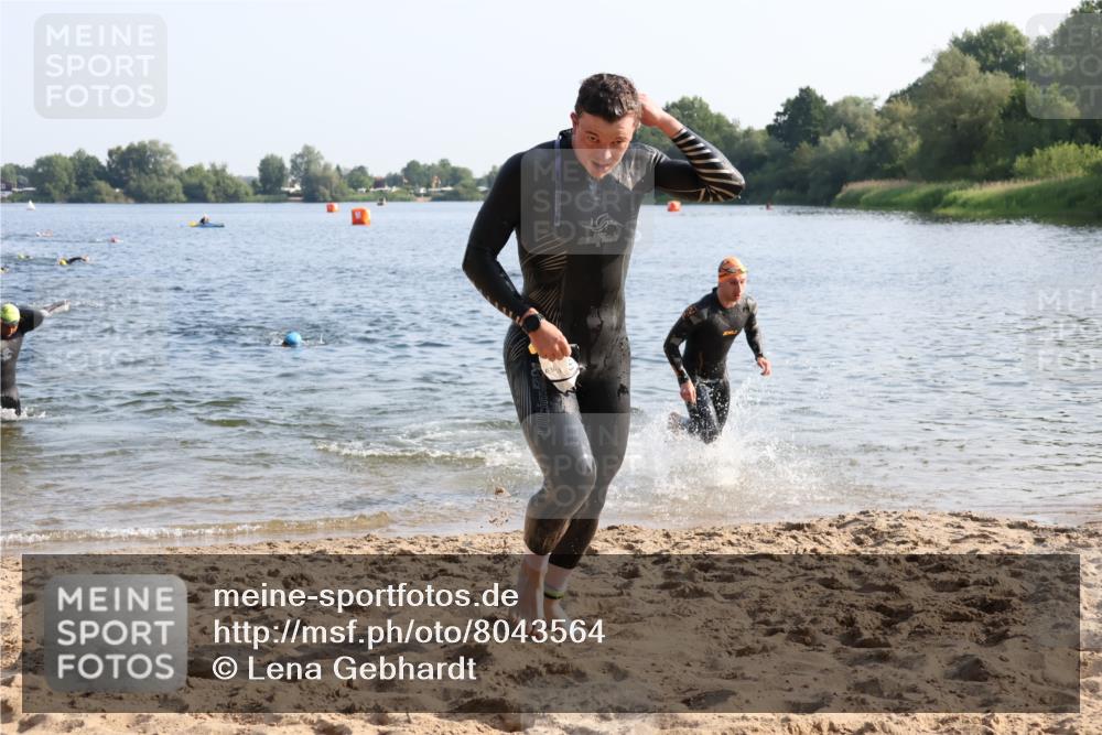 15.06.2025 - 27. Vierlanden-Triathlon Lena Gebhardt http://msf.ph/oto/8043564 15.06.2025 08:32:43 Schwimmen 25, 26, 38, 41, 60, 87 meine-sportfotos.de