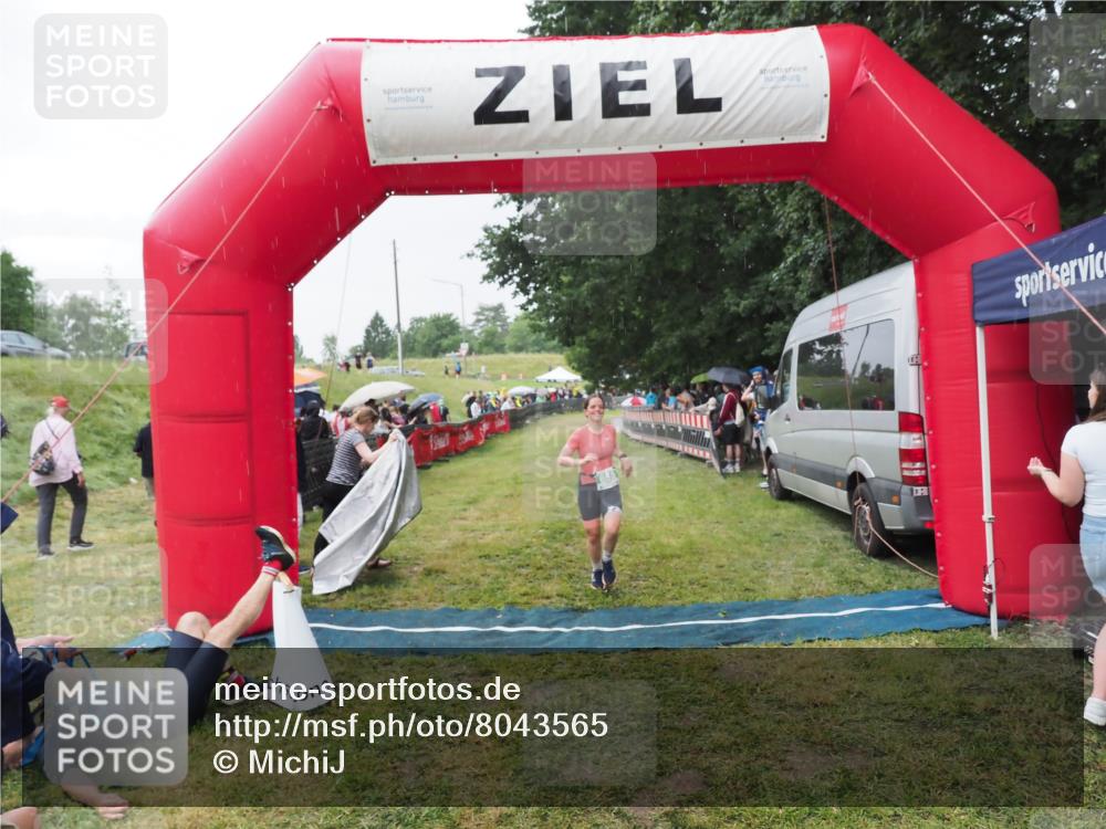 21.06.2025 - 27. Vierlanden-Triathlon MichiJ http://msf.ph/oto/8043565 15.06.2026 13:43:08 Ziel 888 meine-sportfotos.de