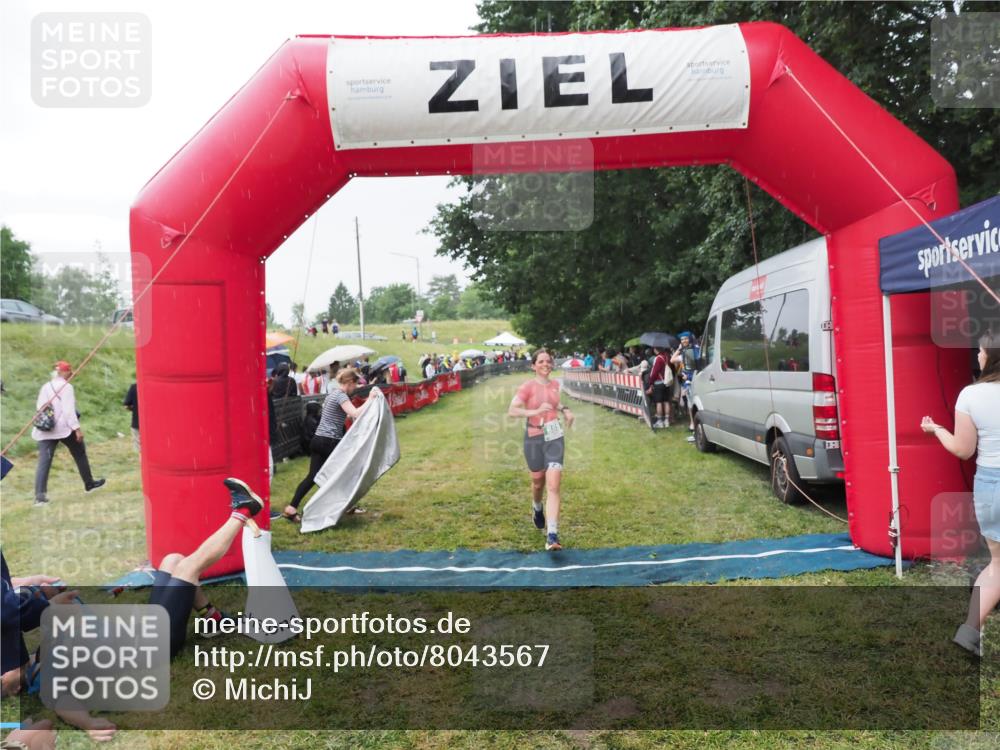 21.06.2025 - 27. Vierlanden-Triathlon MichiJ http://msf.ph/oto/8043567 15.06.2026 13:43:08 Ziel 888 meine-sportfotos.de