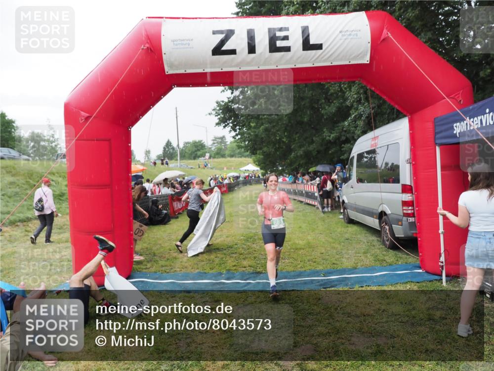 21.06.2025 - 27. Vierlanden-Triathlon MichiJ http://msf.ph/oto/8043573 15.06.2026 13:43:08 Ziel 888 meine-sportfotos.de
