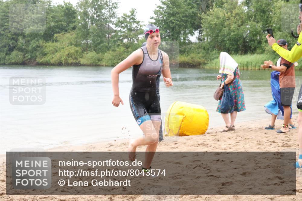 21.06.2025 - 27. Vierlanden-Triathlon Lena Gebhardt http://msf.ph/oto/8043574 15.06.2025 14:37:02 Schwimmen 1324 meine-sportfotos.de