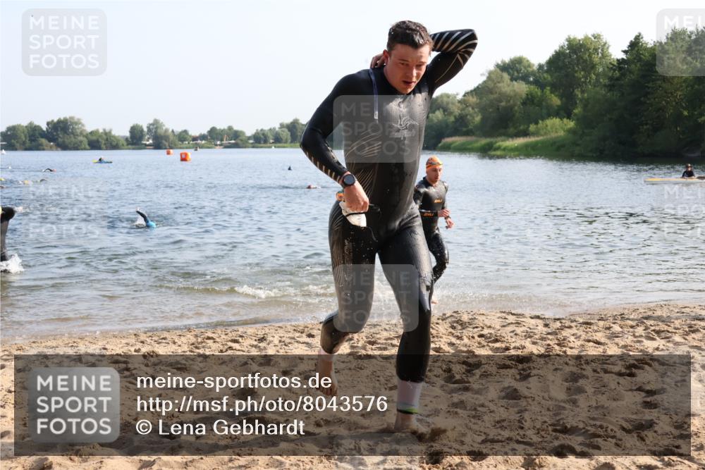 15.06.2025 - 27. Vierlanden-Triathlon Lena Gebhardt http://msf.ph/oto/8043576 15.06.2025 08:32:44 Schwimmen 8, 25, 26, 38, 41, 60, 87 meine-sportfotos.de