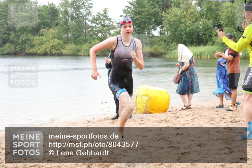 21.06.2025 - 27. Vierlanden-Triathlon Lena Gebhardt http://msf.ph/oto/8043577 15.06.2025 14:37:02 Schwimmen 1324 meine-sportfotos.de