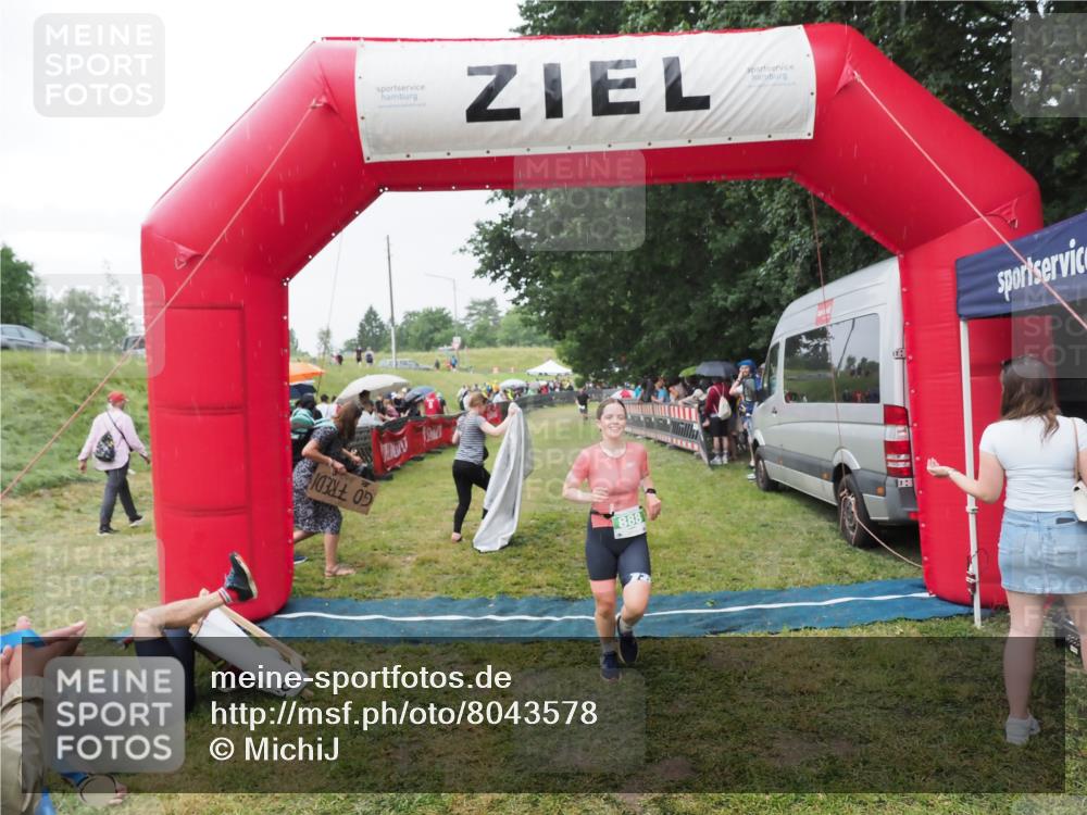 21.06.2025 - 27. Vierlanden-Triathlon MichiJ http://msf.ph/oto/8043578 15.06.2026 13:43:08 Ziel 888 meine-sportfotos.de