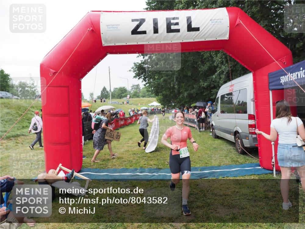 21.06.2025 - 27. Vierlanden-Triathlon MichiJ http://msf.ph/oto/8043582 15.06.2026 13:43:09 Ziel 888 meine-sportfotos.de