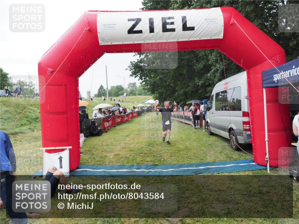 21.06.2025 - 27. Vierlanden-Triathlon MichiJ http://msf.ph/oto/8043584 15.06.2026 13:43:17 Ziel 801 meine-sportfotos.de