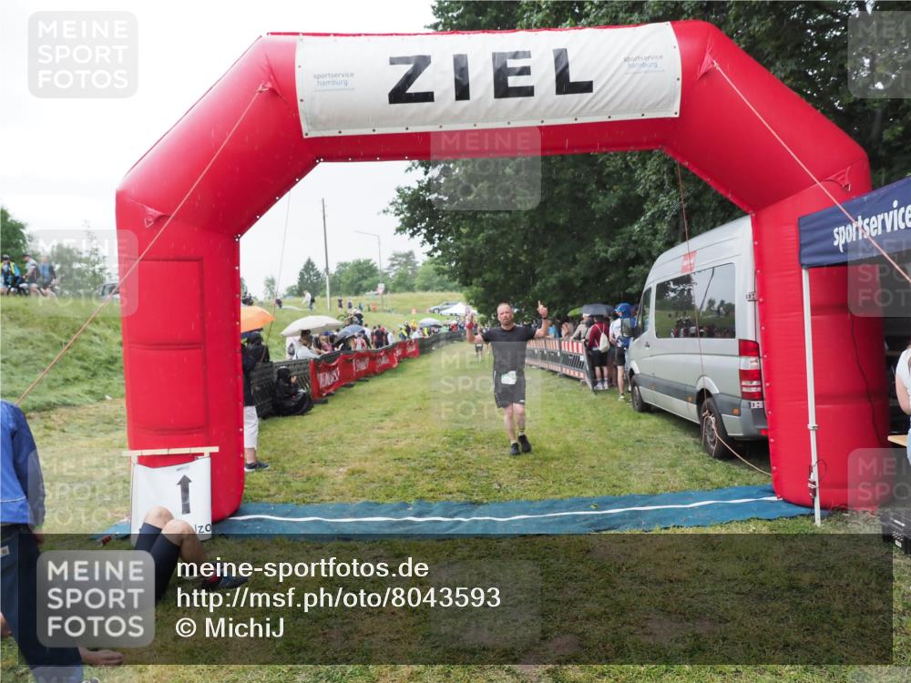 21.06.2025 - 27. Vierlanden-Triathlon MichiJ http://msf.ph/oto/8043593 15.06.2026 13:43:17 Ziel 801 meine-sportfotos.de