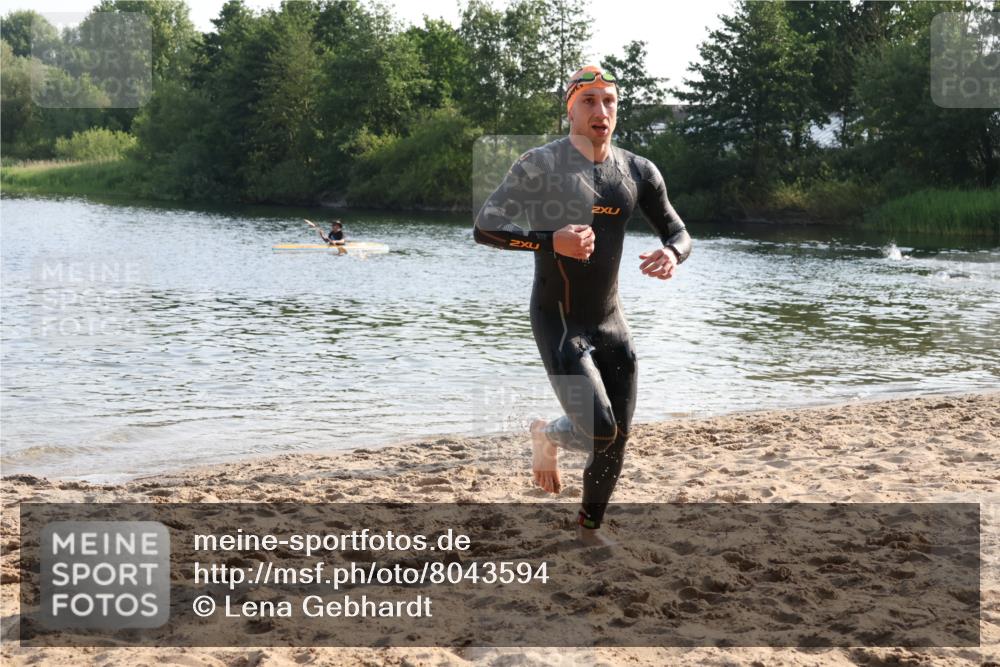 15.06.2025 - 27. Vierlanden-Triathlon Lena Gebhardt http://msf.ph/oto/8043594 15.06.2025 08:32:46 Schwimmen 8, 25, 26, 38, 41, 60, 87 meine-sportfotos.de