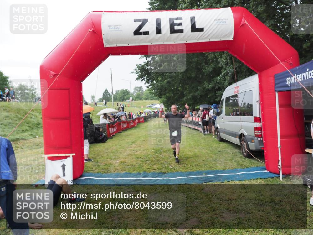 21.06.2025 - 27. Vierlanden-Triathlon MichiJ http://msf.ph/oto/8043599 15.06.2026 13:43:18 Ziel 801 meine-sportfotos.de