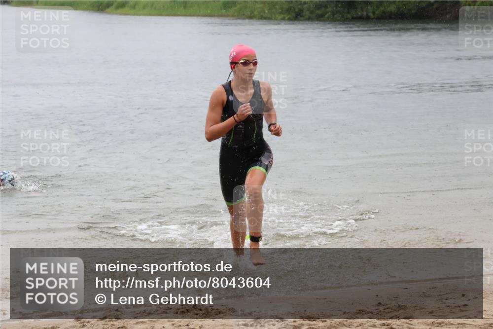 21.06.2025 - 27. Vierlanden-Triathlon Lena Gebhardt http://msf.ph/oto/8043604 15.06.2025 14:37:27 Schwimmen 1328, 1343 meine-sportfotos.de