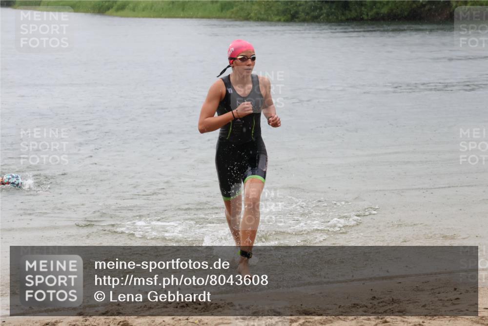 21.06.2025 - 27. Vierlanden-Triathlon Lena Gebhardt http://msf.ph/oto/8043608 15.06.2025 14:37:27 Schwimmen 1328, 1343 meine-sportfotos.de