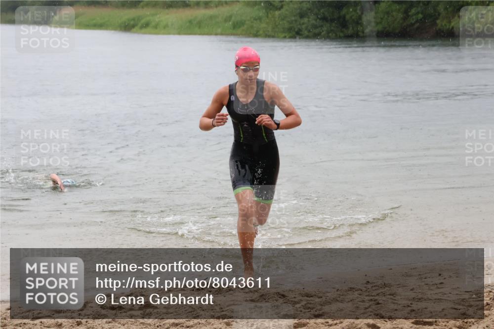 21.06.2025 - 27. Vierlanden-Triathlon Lena Gebhardt http://msf.ph/oto/8043611 15.06.2025 14:37:27 Schwimmen 1328, 1343 meine-sportfotos.de