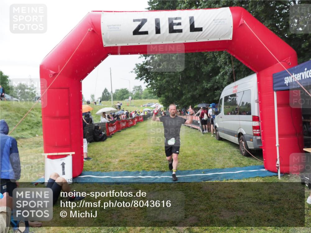 21.06.2025 - 27. Vierlanden-Triathlon MichiJ http://msf.ph/oto/8043616 15.06.2026 13:43:19 Ziel 801 meine-sportfotos.de