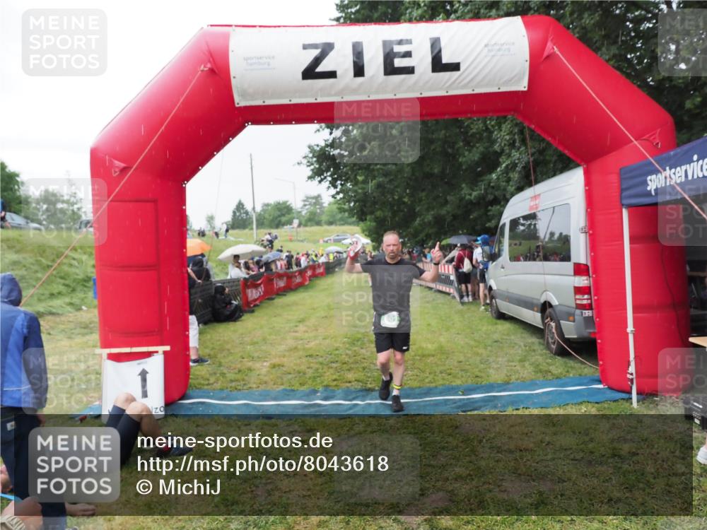21.06.2025 - 27. Vierlanden-Triathlon MichiJ http://msf.ph/oto/8043618 15.06.2026 13:43:19 Ziel 801 meine-sportfotos.de