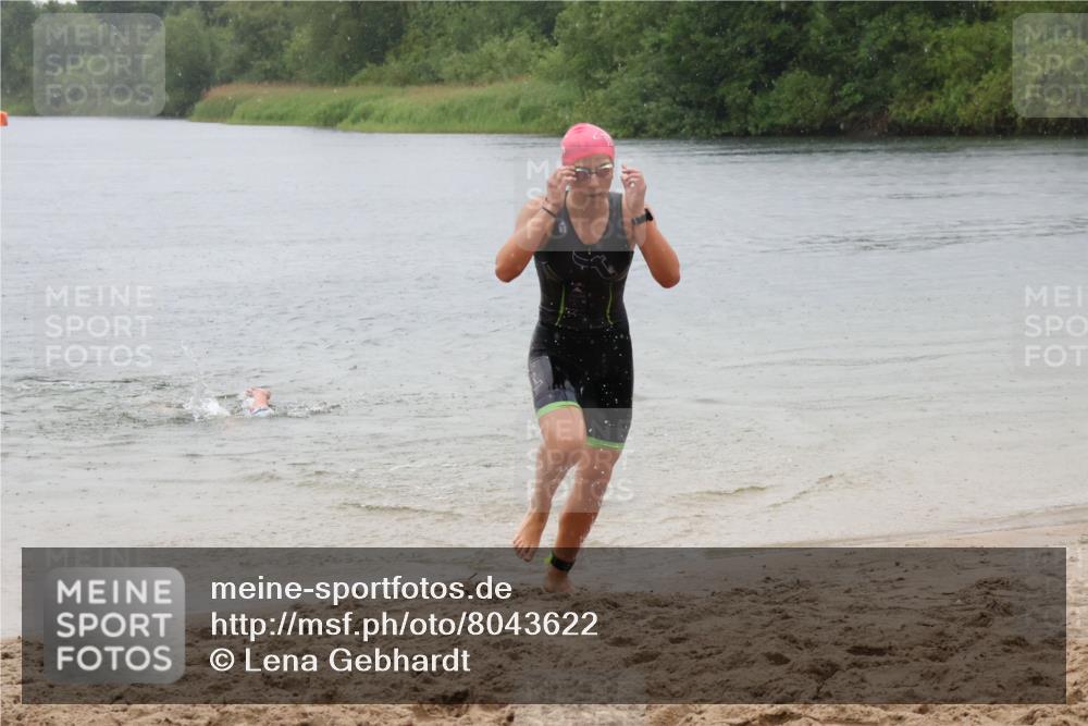 21.06.2025 - 27. Vierlanden-Triathlon Lena Gebhardt http://msf.ph/oto/8043622 15.06.2025 14:37:28 Schwimmen 1328, 1343 meine-sportfotos.de