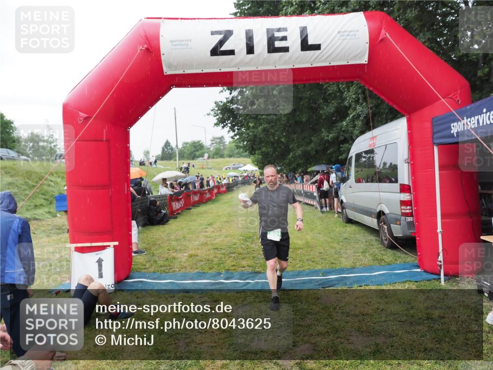 21.06.2025 - 27. Vierlanden-Triathlon MichiJ http://msf.ph/oto/8043625 15.06.2026 13:43:19 Ziel 801 meine-sportfotos.de