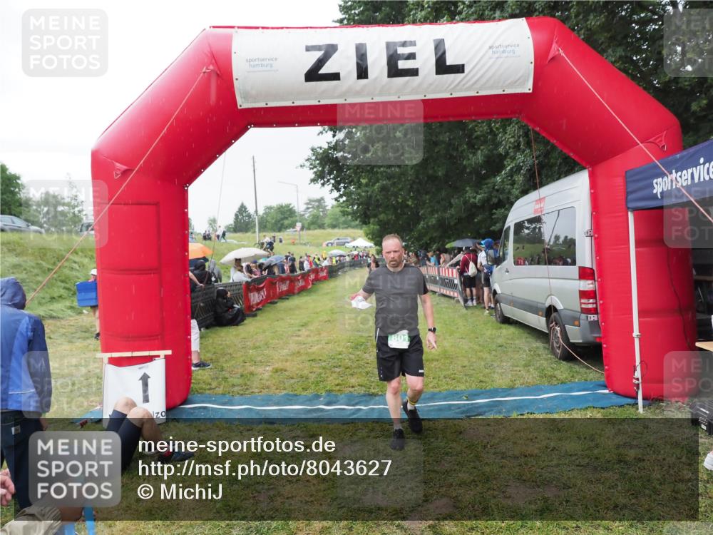 21.06.2025 - 27. Vierlanden-Triathlon MichiJ http://msf.ph/oto/8043627 15.06.2026 13:43:19 Ziel 801 meine-sportfotos.de