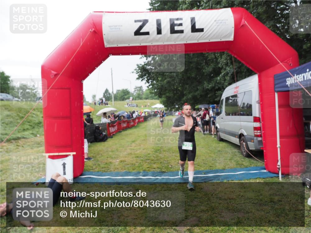 21.06.2025 - 27. Vierlanden-Triathlon MichiJ http://msf.ph/oto/8043630 15.06.2026 13:43:25 Ziel 720, 801 meine-sportfotos.de