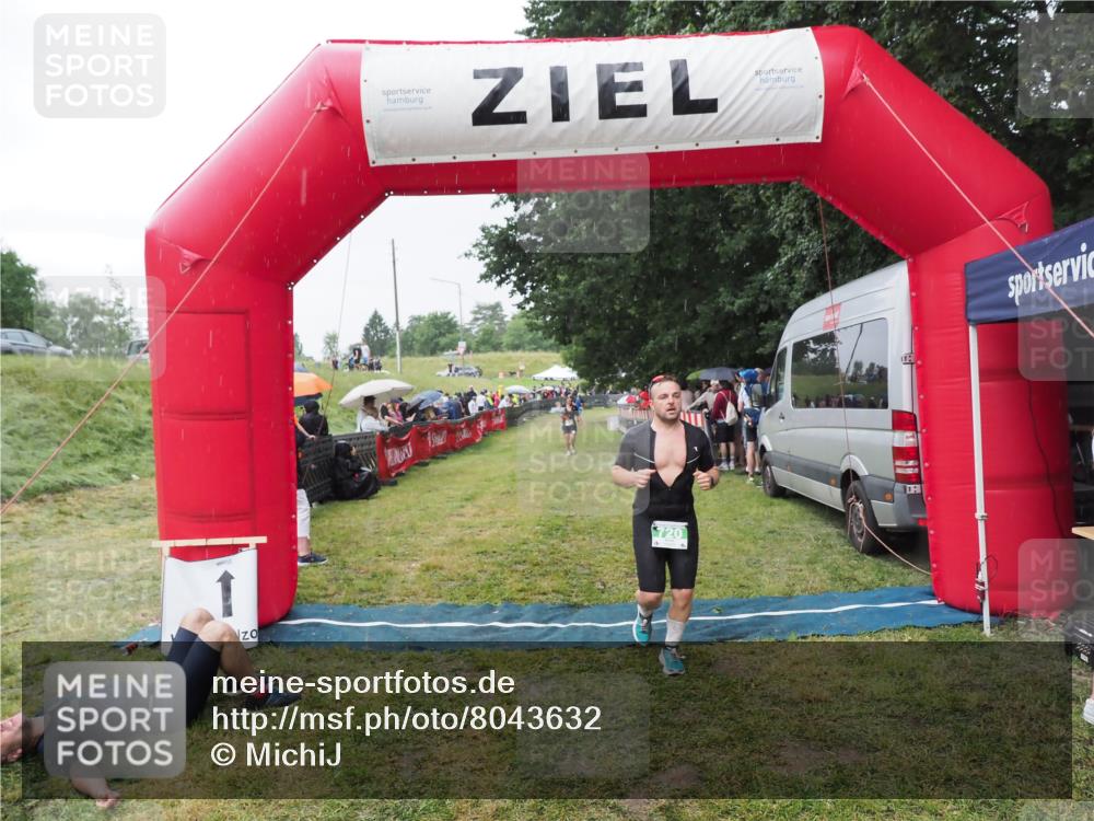 21.06.2025 - 27. Vierlanden-Triathlon MichiJ http://msf.ph/oto/8043632 15.06.2026 13:43:25 Ziel 720, 801 meine-sportfotos.de