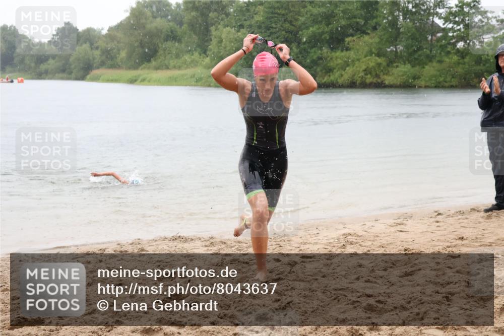 21.06.2025 - 27. Vierlanden-Triathlon Lena Gebhardt http://msf.ph/oto/8043637 15.06.2025 14:37:28 Schwimmen 1328, 1343 meine-sportfotos.de