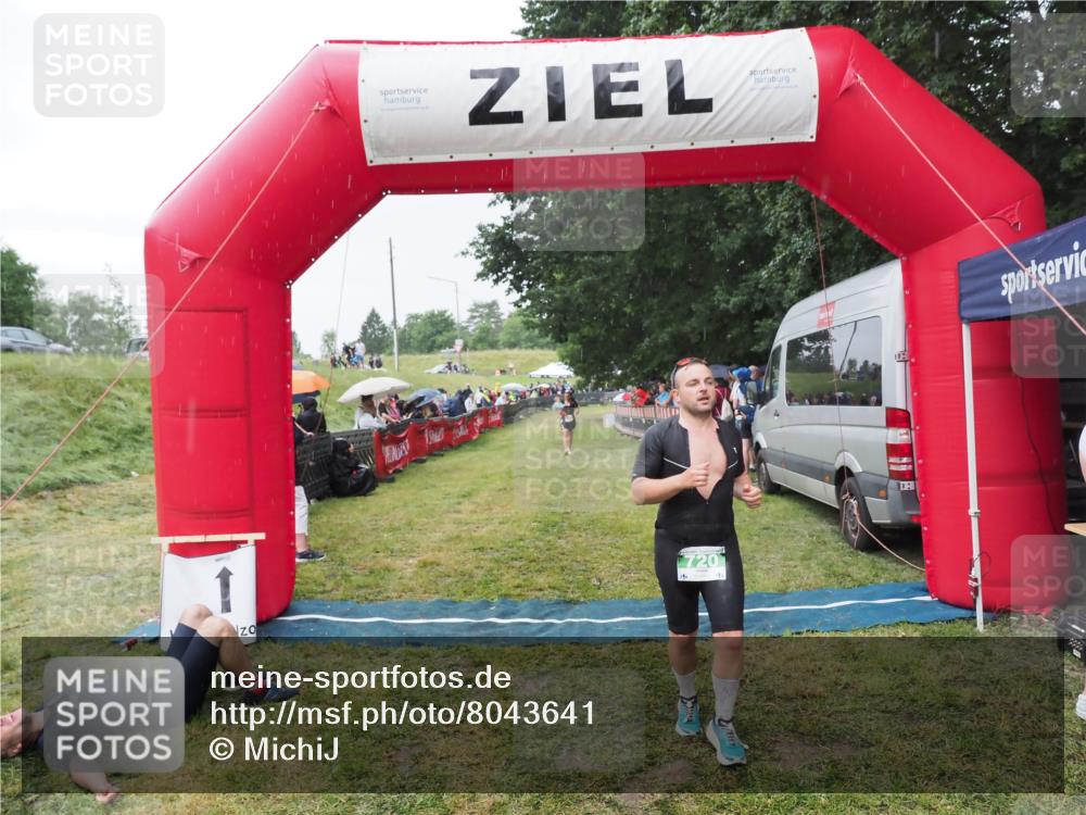 21.06.2025 - 27. Vierlanden-Triathlon MichiJ http://msf.ph/oto/8043641 15.06.2026 13:43:25 Ziel 720, 801 meine-sportfotos.de