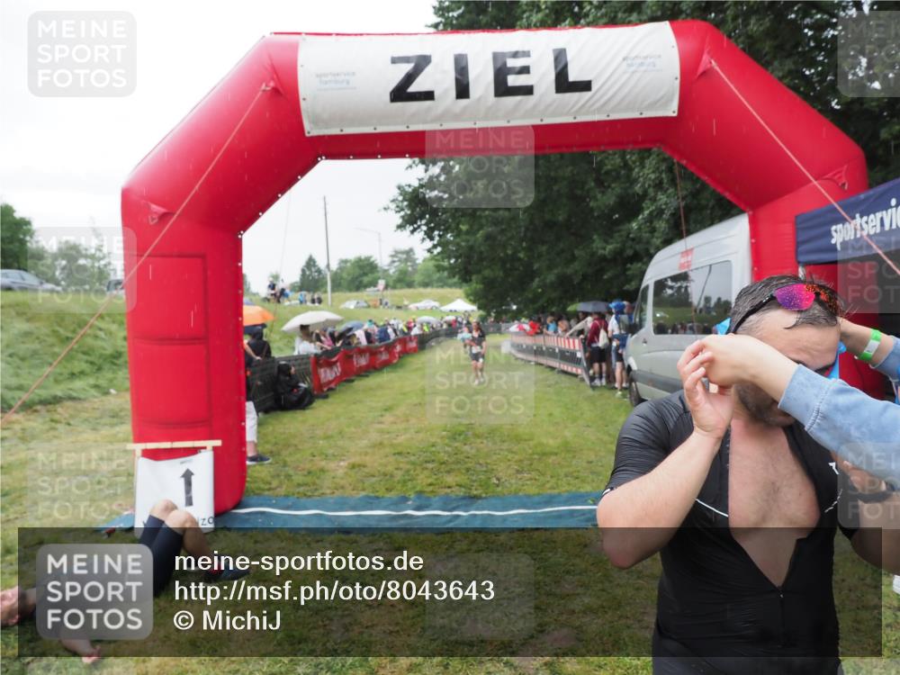 21.06.2025 - 27. Vierlanden-Triathlon MichiJ http://msf.ph/oto/8043643 15.06.2026 13:43:27 Ziel 720 meine-sportfotos.de