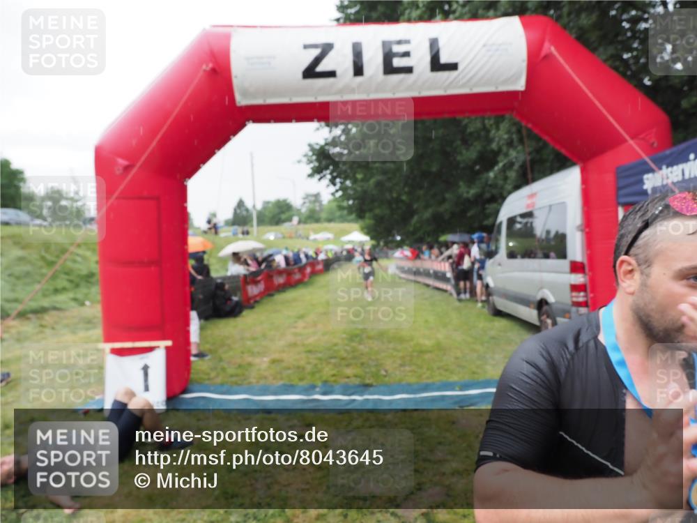 21.06.2025 - 27. Vierlanden-Triathlon MichiJ http://msf.ph/oto/8043645 15.06.2026 13:43:27 Ziel 720 meine-sportfotos.de