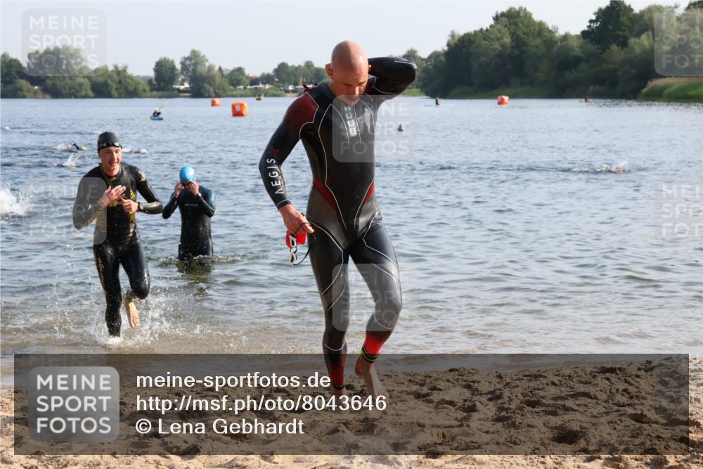 15.06.2025 - 27. Vierlanden-Triathlon Lena Gebhardt http://msf.ph/oto/8043646 15.06.2025 08:32:52 Schwimmen 8, 25, 38, 41, 60, 87, 185, 234 meine-sportfotos.de