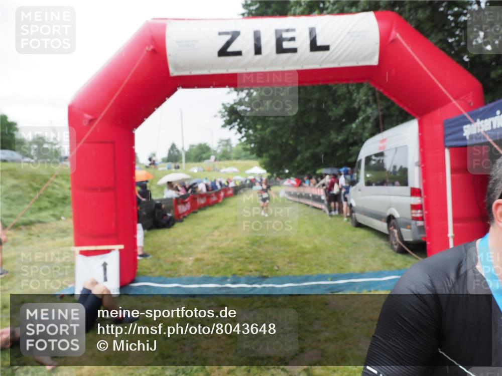 21.06.2025 - 27. Vierlanden-Triathlon MichiJ http://msf.ph/oto/8043648 15.06.2026 13:43:27 Ziel 720 meine-sportfotos.de