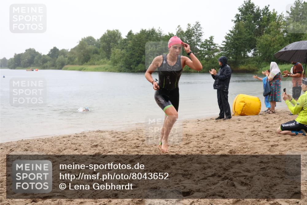 21.06.2025 - 27. Vierlanden-Triathlon Lena Gebhardt http://msf.ph/oto/8043652 15.06.2025 14:37:29 Schwimmen 1328, 1343 meine-sportfotos.de