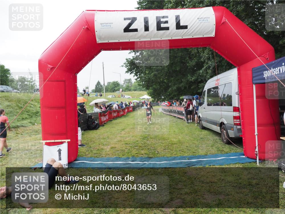 21.06.2025 - 27. Vierlanden-Triathlon MichiJ http://msf.ph/oto/8043653 15.06.2026 13:43:28 Ziel 720 meine-sportfotos.de