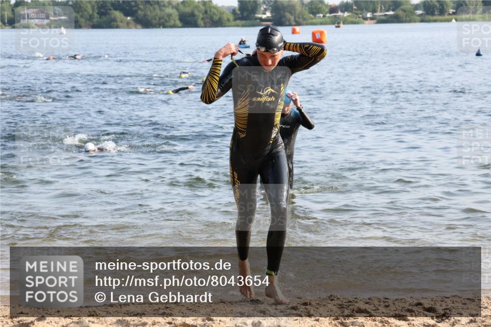 15.06.2025 - 27. Vierlanden-Triathlon Lena Gebhardt http://msf.ph/oto/8043654 15.06.2025 08:32:53 Schwimmen 8, 25, 41, 60, 87, 185, 234 meine-sportfotos.de
