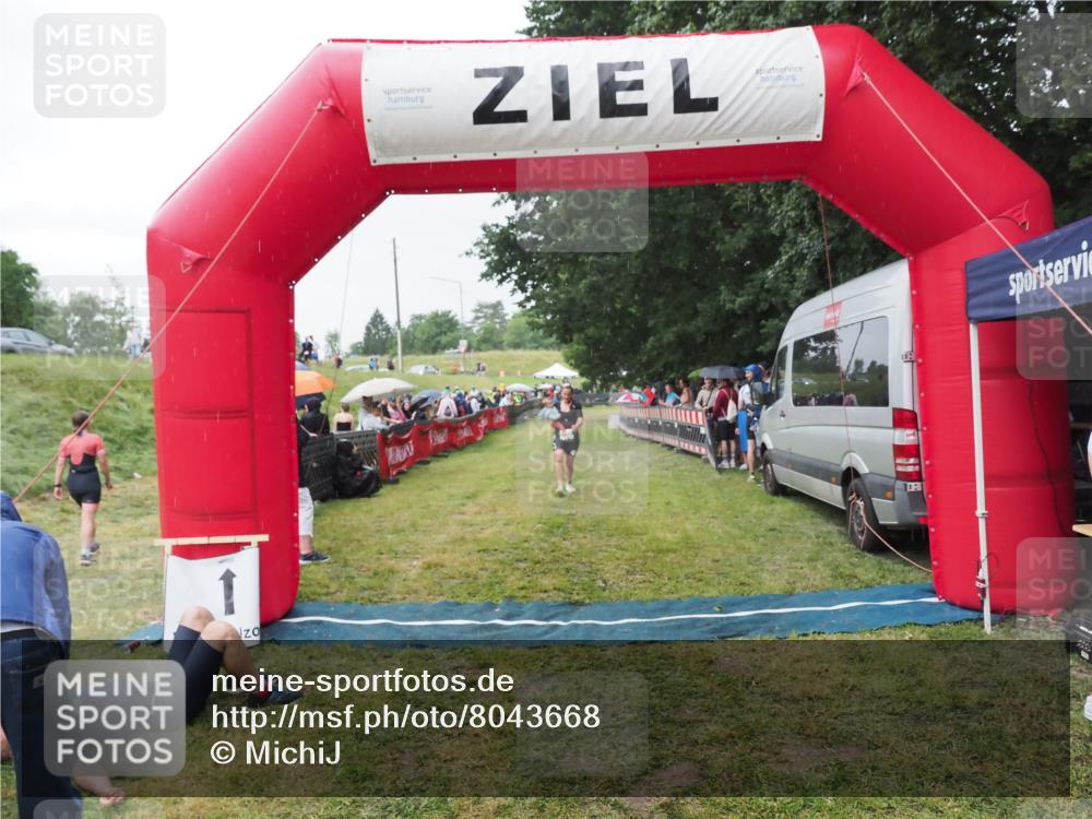 21.06.2025 - 27. Vierlanden-Triathlon MichiJ http://msf.ph/oto/8043668 15.06.2026 13:43:29 Ziel 720, 945 meine-sportfotos.de