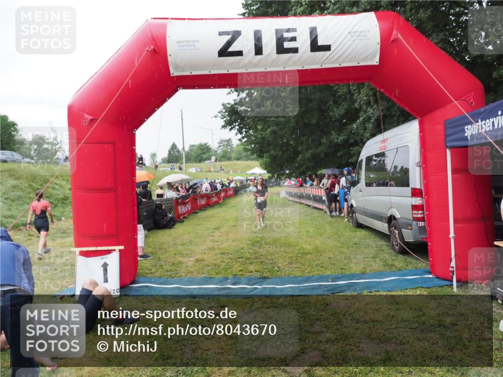 21.06.2025 - 27. Vierlanden-Triathlon MichiJ http://msf.ph/oto/8043670 15.06.2026 13:43:29 Ziel 720, 945 meine-sportfotos.de