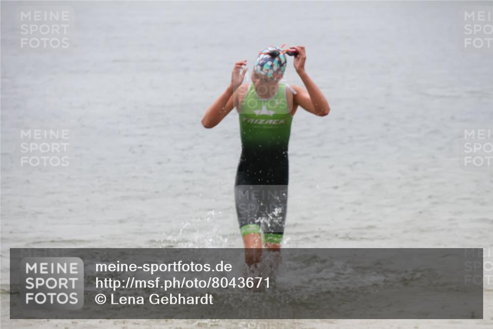 21.06.2025 - 27. Vierlanden-Triathlon Lena Gebhardt http://msf.ph/oto/8043671 15.06.2025 14:37:31 Schwimmen 1328, 1343 meine-sportfotos.de