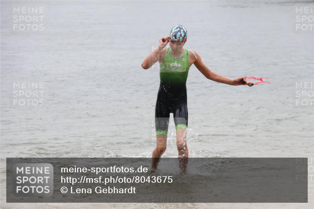 21.06.2025 - 27. Vierlanden-Triathlon Lena Gebhardt http://msf.ph/oto/8043675 15.06.2025 14:37:32 Schwimmen 1328, 1343 meine-sportfotos.de