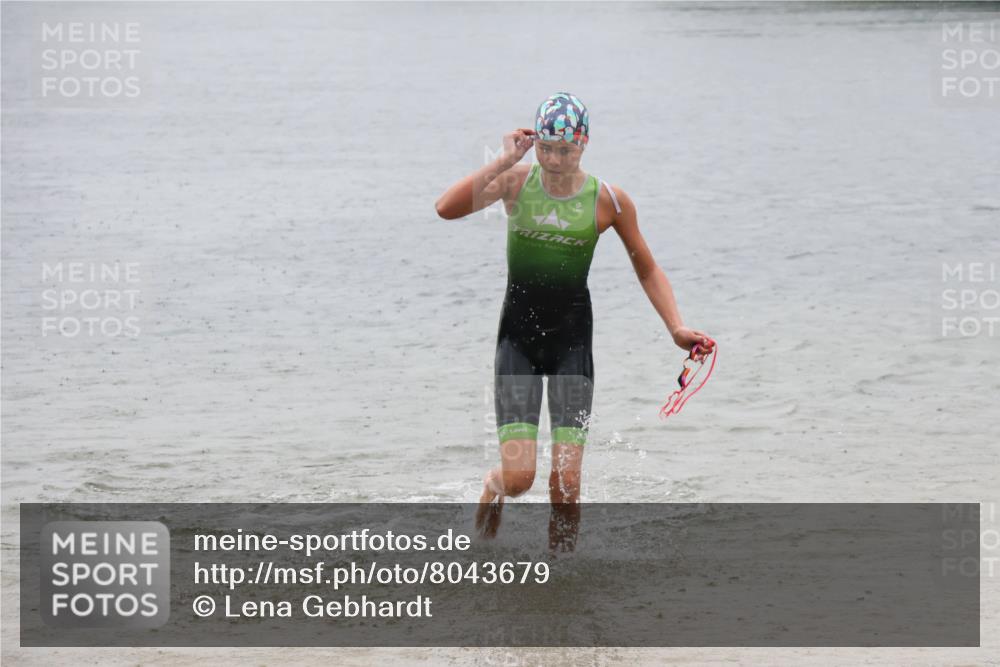 21.06.2025 - 27. Vierlanden-Triathlon Lena Gebhardt http://msf.ph/oto/8043679 15.06.2025 14:37:32 Schwimmen 1328, 1343 meine-sportfotos.de