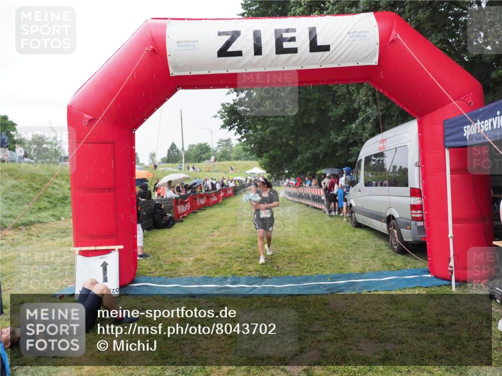 21.06.2025 - 27. Vierlanden-Triathlon MichiJ http://msf.ph/oto/8043702 15.06.2026 13:43:31 Ziel 720, 945 meine-sportfotos.de
