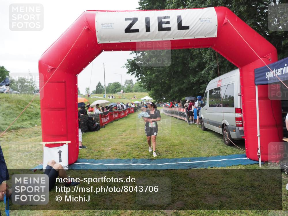 21.06.2025 - 27. Vierlanden-Triathlon MichiJ http://msf.ph/oto/8043706 15.06.2026 13:43:32 Ziel 720, 945 meine-sportfotos.de