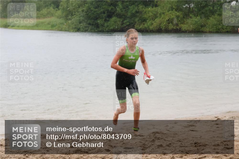 21.06.2025 - 27. Vierlanden-Triathlon Lena Gebhardt http://msf.ph/oto/8043709 15.06.2025 14:37:34 Schwimmen 1328, 1343 meine-sportfotos.de